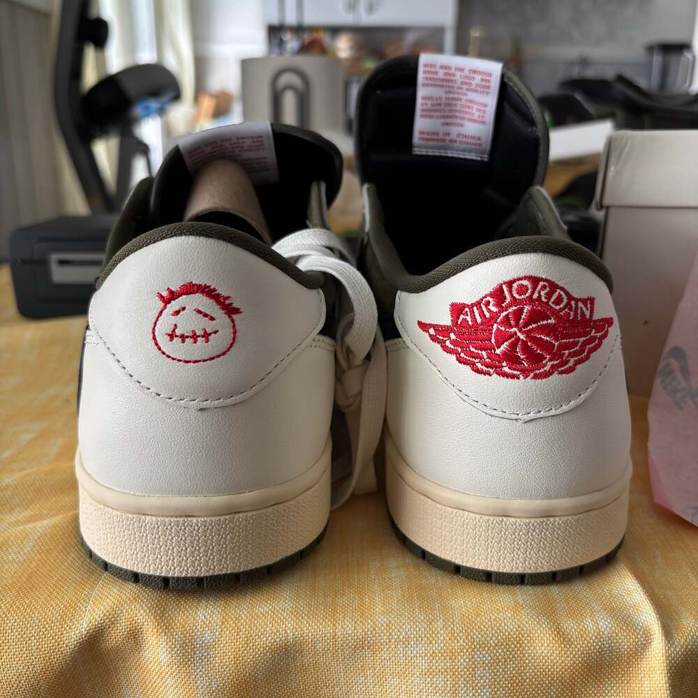 Travis Scott x Air Jordan 1 Low OG 'Olive' - Picture 5 of 10